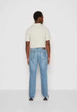 Abercrombie & Fitch Athletic - Vaqueros Rectos - Medium Clean Wash -Blends Moda Tienda 068f6224db7a4af4ae025b47ebd50b06