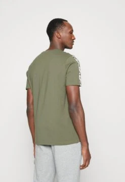 Puma Ess Tape Camo - Camiseta Estampada - Green Moss -Blends Moda Tienda 06e80e6fb1744568b3ffd094feafc186