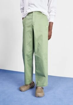 Nike Sportswear Pant - Pantalones - Oil Green/(White)