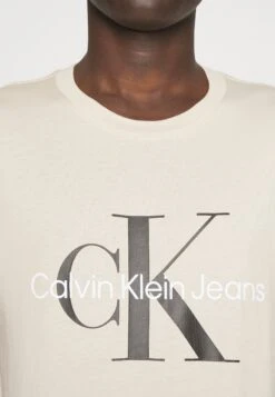 Calvin Klein Jeans Slim Fit Tee - Camiseta Estampada - Classic Beige -Blends Moda Tienda 13b00665c94c4c7bbe15ceddb5e4cc7e