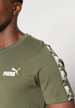 Puma Ess Tape Camo - Camiseta Estampada - Green Moss -Blends Moda Tienda 14a1346884924cafadf3751125d2db0e