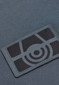 Sail Racing Camiseta Estampada - Phantom Grey -Blends Moda Tienda 159b6a098f084cf9af15e1025ebcdfa8