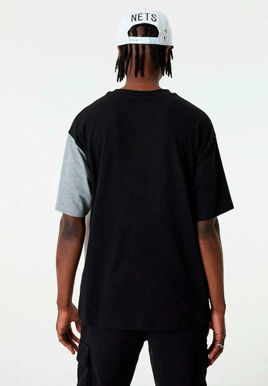 NEW ERA Cut And Sew Nets - Camiseta Estampada - Black Grey White 2 NEW ERA Cut And Sew Nets - Camiseta Estampada - Black Grey White - Imagen 2