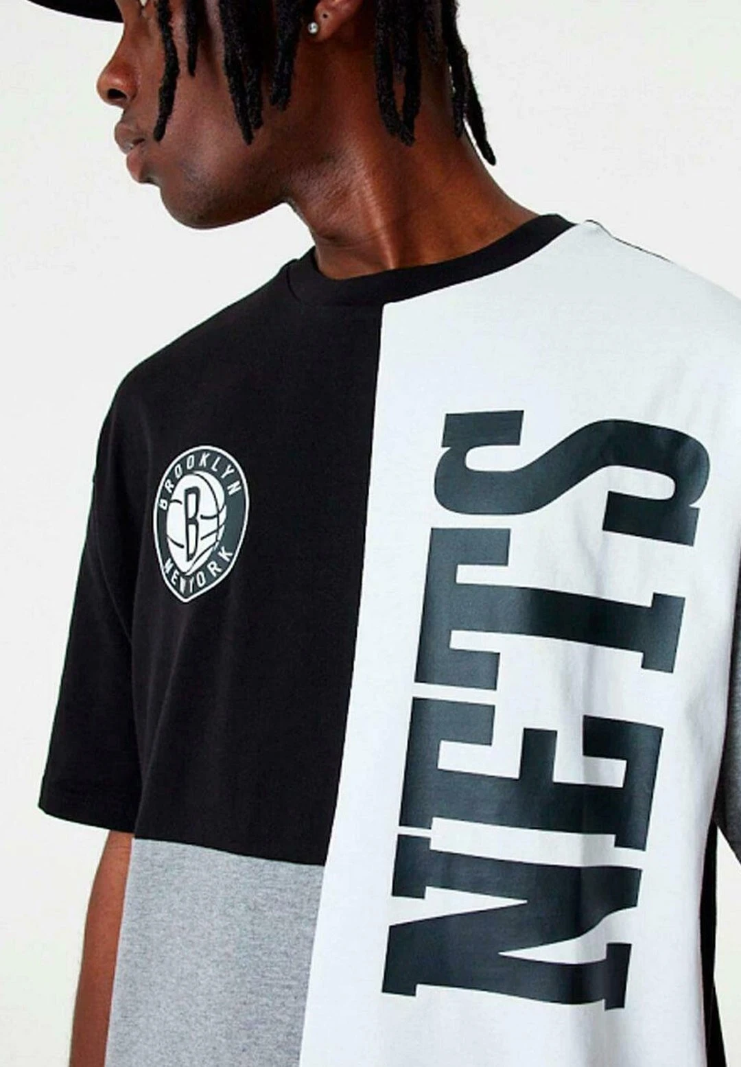 NEW ERA Cut And Sew Nets - Camiseta Estampada - Black Grey White 4 NEW ERA Cut And Sew Nets - Camiseta Estampada - Black Grey White - Imagen 4