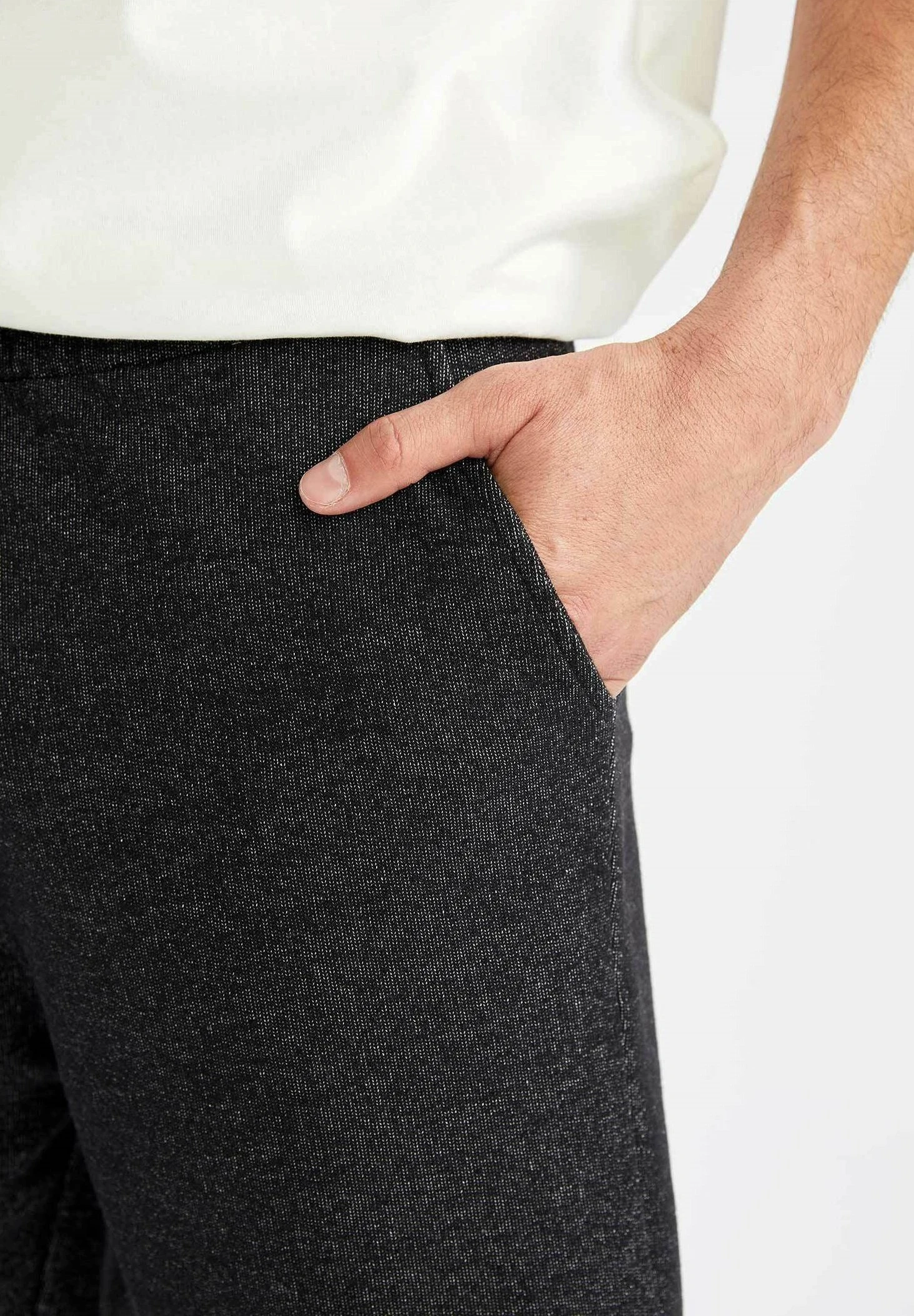 DeFacto Regular Fit- Pantalones Deportivos - Black 4 DeFacto Regular Fit- Pantalones Deportivos - Black - Imagen 4