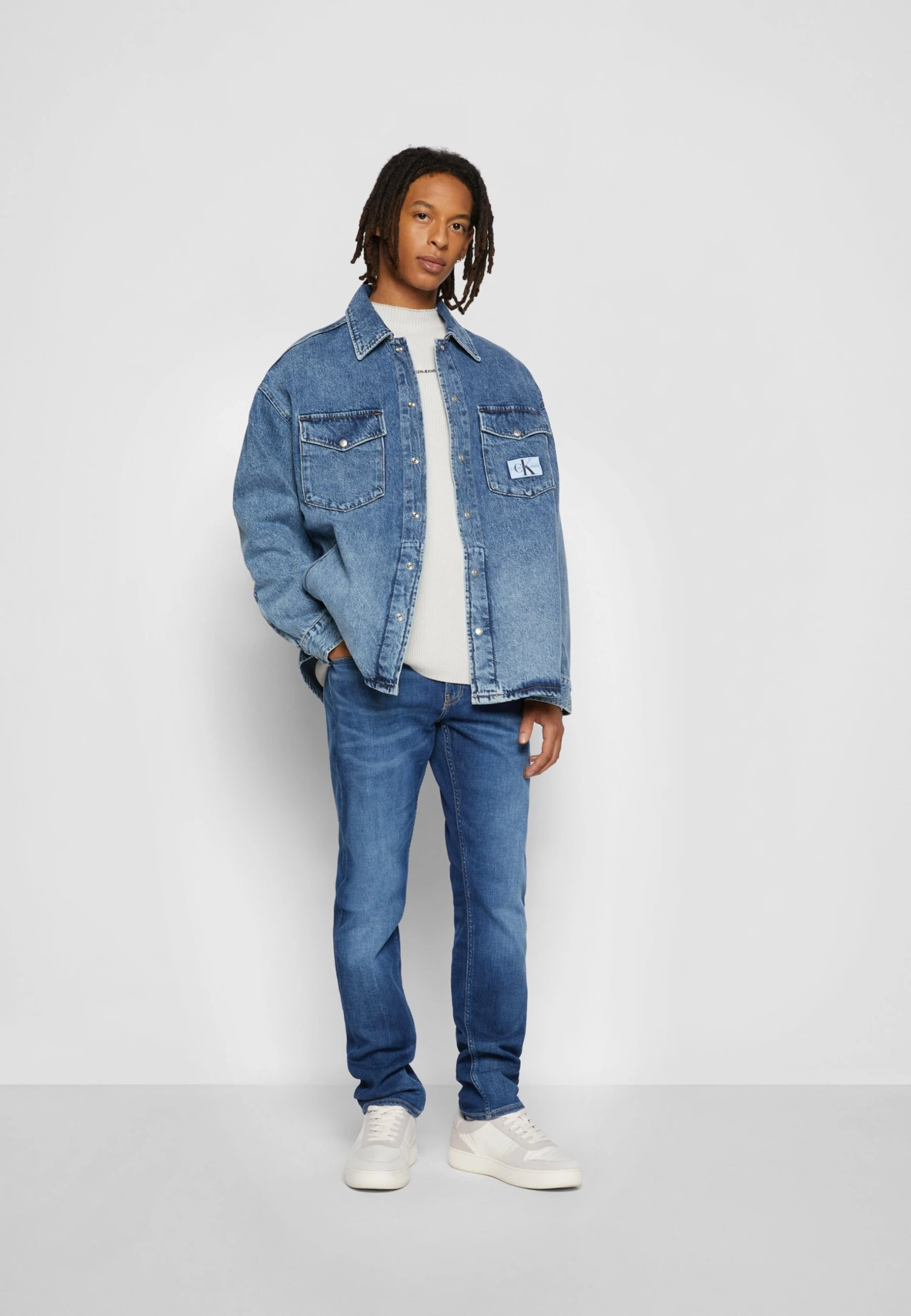 Calvin Klein Jeans Slim - Vaqueros Slim Fit - Mid Blue 2 Calvin Klein Jeans Slim - Vaqueros Slim Fit - Mid Blue - Imagen 2