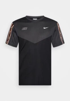 Nike Sportswear Repeat Tee - Camiseta Estampada - Black/Grey/White 10 Nike Sportswear Repeat Tee - Camiseta Estampada - Black/Grey/White -Blends Moda Tienda 44fc4a0a8c14467cb6a92518ab7f3cf7