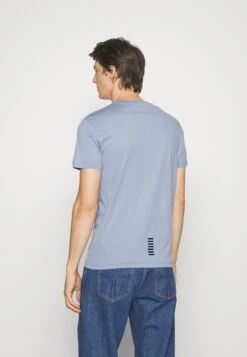 EA7 Emporio Armani Camiseta Estampada - Blu Navy Chiaro -Blends Moda Tienda 646f3ae0718f44bc80b86696b7f00a5c