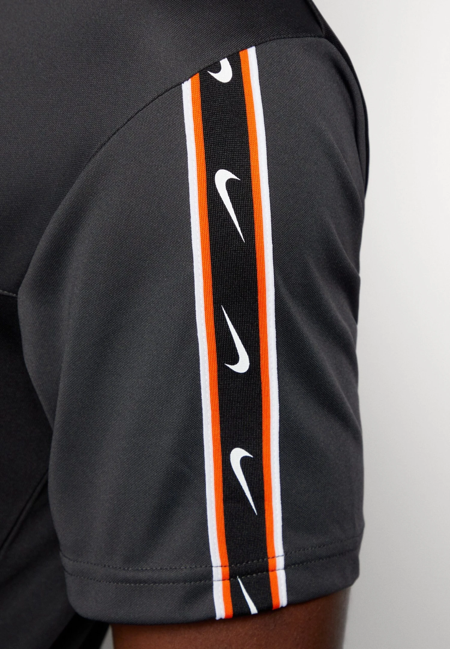 Nike Sportswear Repeat Tee - Camiseta Estampada - Black/Grey/White 6 Nike Sportswear Repeat Tee - Camiseta Estampada - Black/Grey/White - Imagen 6