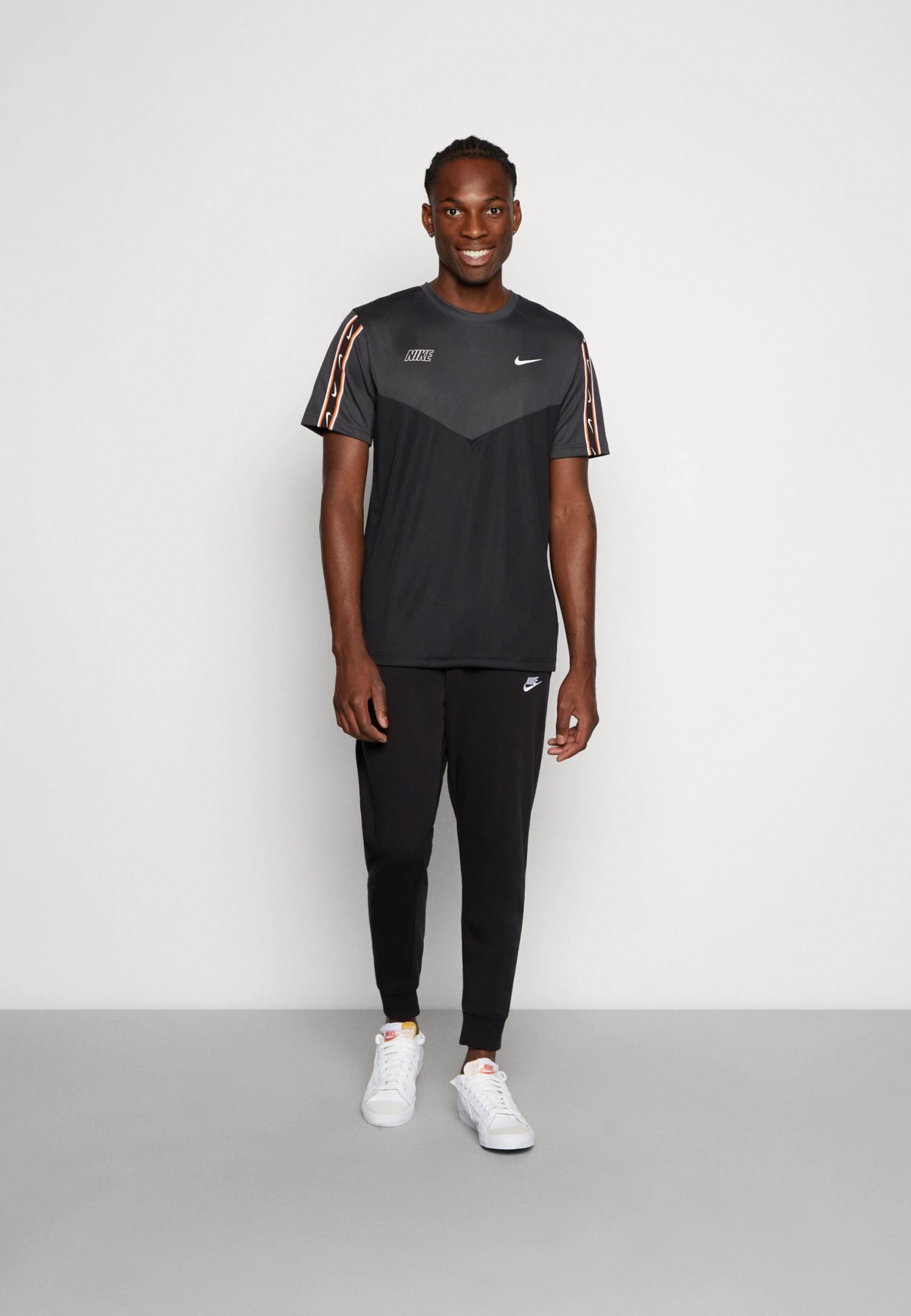 Nike Sportswear Repeat Tee - Camiseta Estampada - Black/Grey/White 2 Nike Sportswear Repeat Tee - Camiseta Estampada - Black/Grey/White - Imagen 2