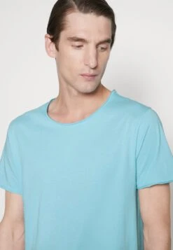 DRYKORN Kendrick - Camiseta Básica - Blue -Blends Moda Tienda 7934e955495d4d3e921aa80e933b49f6