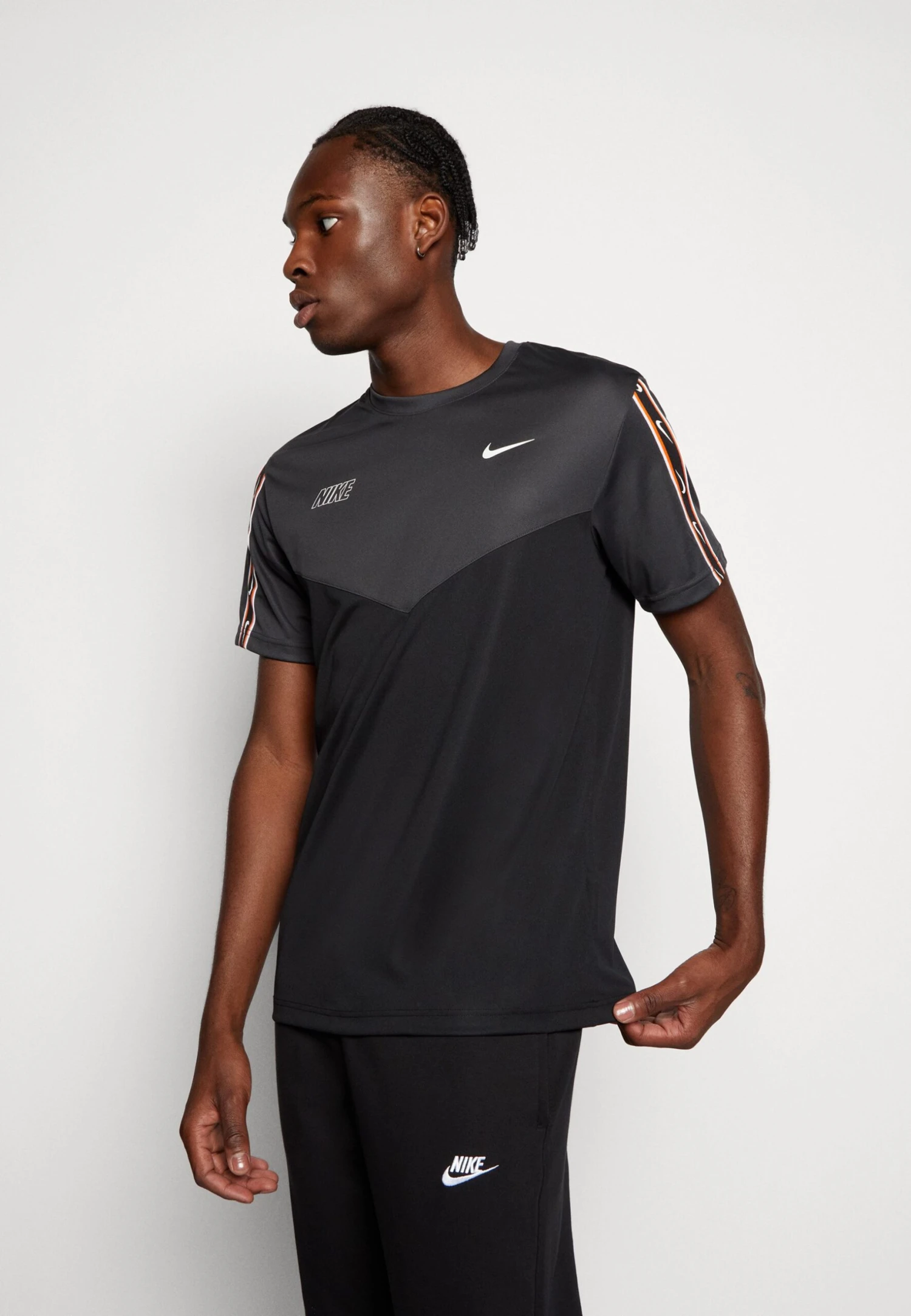 Nike Sportswear Repeat Tee - Camiseta Estampada - Black/Grey/White 4 Nike Sportswear Repeat Tee - Camiseta Estampada - Black/Grey/White - Imagen 4