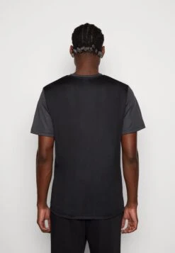 Nike Sportswear Repeat Tee - Camiseta Estampada - Black/Grey/White 8 Nike Sportswear Repeat Tee - Camiseta Estampada - Black/Grey/White -Blends Moda Tienda 937c9440a31c45ad961c81fe27c07507