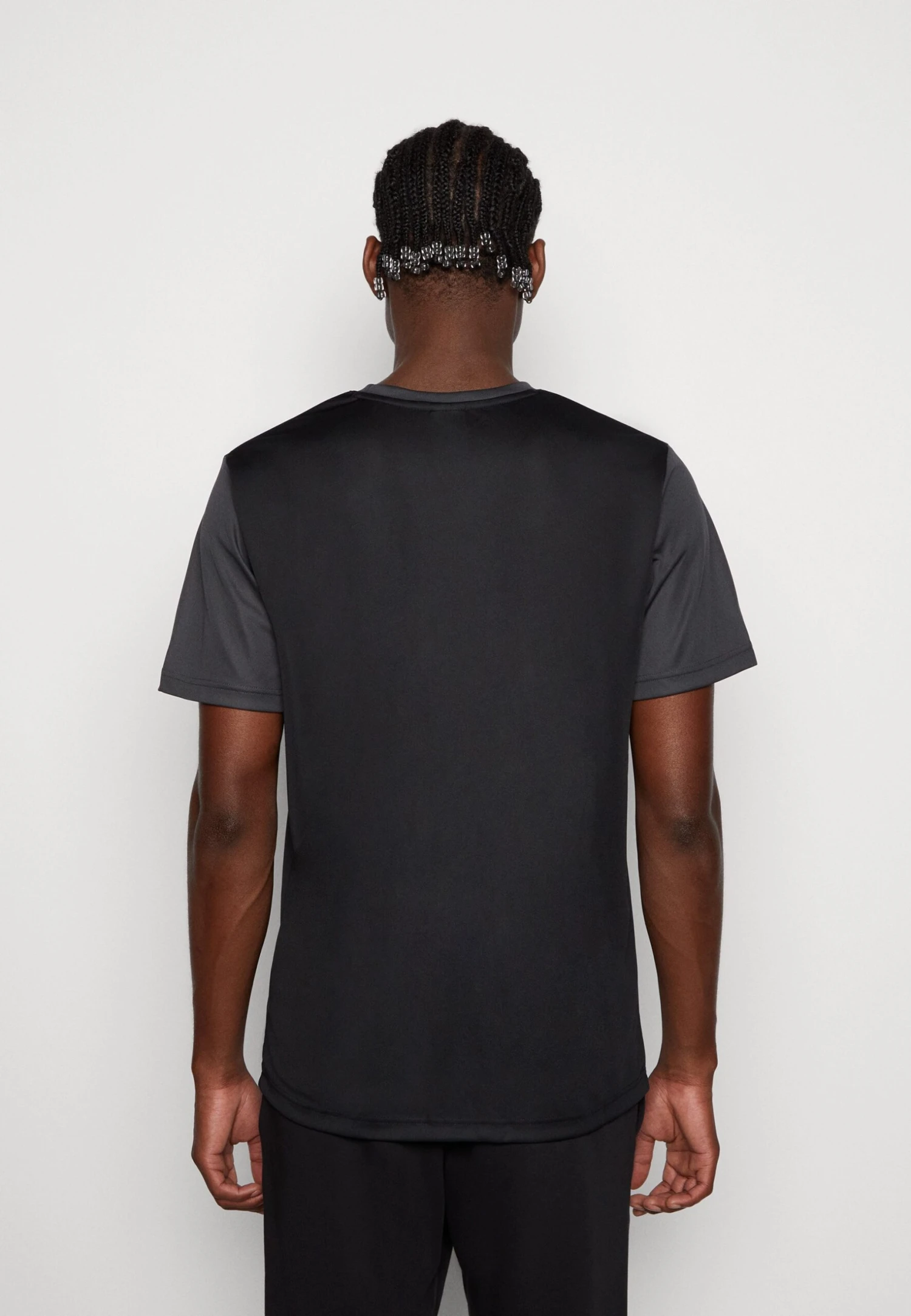 Nike Sportswear Repeat Tee - Camiseta Estampada - Black/Grey/White 3 Nike Sportswear Repeat Tee - Camiseta Estampada - Black/Grey/White - Imagen 3