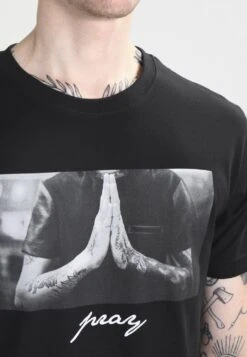 Mister Tee Pray - Camiseta Estampada - Black -Blends Moda Tienda 9ddcce91d95a40e8a7e440c9ef337390