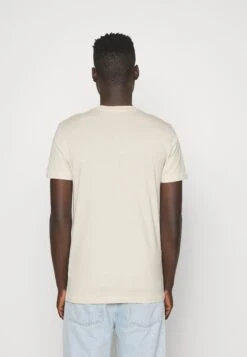Calvin Klein Jeans Slim Fit Tee - Camiseta Estampada - Classic Beige -Blends Moda Tienda b9d9f34b05df4f82b30280cddcc99d37