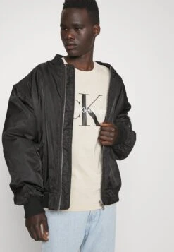 Calvin Klein Jeans Slim Fit Tee - Camiseta Estampada - Classic Beige -Blends Moda Tienda bc2ff25ca8f04e099ff2e31cf039de95