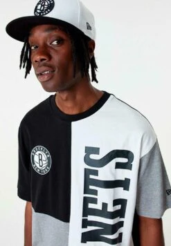 NEW ERA Cut And Sew Nets - Camiseta Estampada - Black Grey White 9 NEW ERA Cut And Sew Nets - Camiseta Estampada - Black Grey White -Blends Moda Tienda bd67e920effe4ec880c51517a7deb9e3