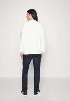 Wrangler Greensboro - Vaqueros Rectos - Elite -Blends Moda Tienda ca1f88417ce548a1b873c7634491eaac