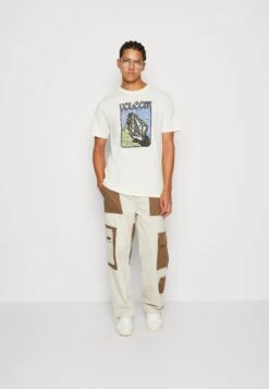 Volcom Submerged- Camiseta Estampada - Off White -Blends Moda Tienda ce7fcbc1fd714eef9532d4419c315b80