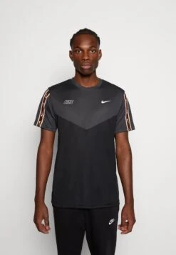 Nike Sportswear Repeat Tee - Camiseta Estampada - Black/Grey/White