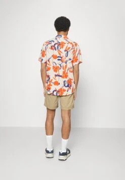 Pier One Shorts - Tan -Blends Moda Tienda d4b95d4f2e68415b9afb3c8a293a00a7