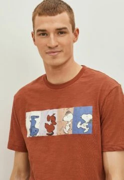 Next Snoopy License Standard - Camiseta Estampada - Rust Brown -Blends Moda Tienda f875738f0fb5412eacb7b19771238f4b